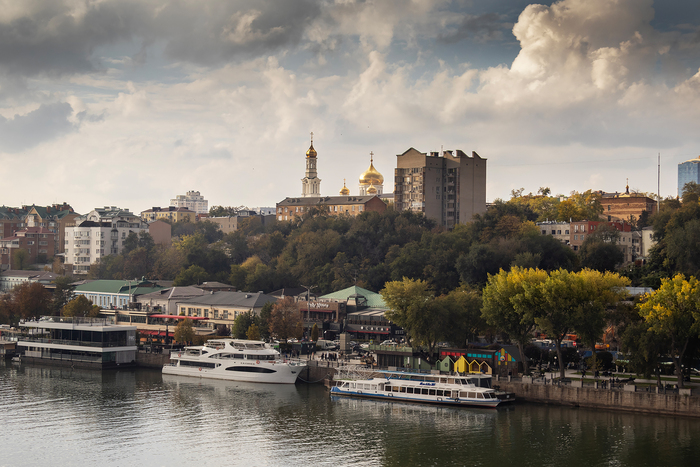 Дойдя почти до конца моста - природа контрастирует с городским пейзажем