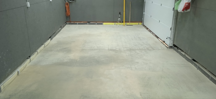 Наконец-то пол, ворота, и закрытый цоколь!