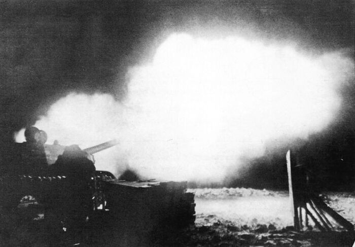 ИСУ-152 ведет огонь с закрытых позиций