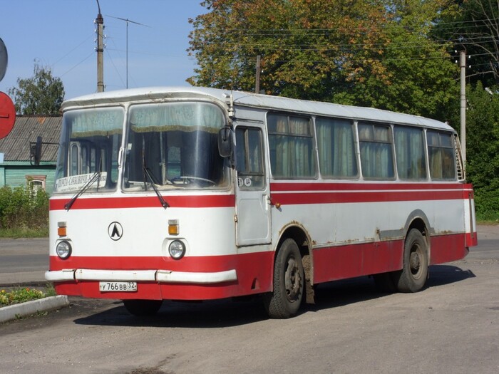 На фото ЛАЗ-695 из Брянской области с <a href="https://pikabu.ru/story/pochemu_avtobusyi_berutsya_shturmom_13320789?u=https%3A%2F%2Ffotobus.msk.ru%2Fphoto.php%3Fpid%3D167885&t=fotobus.msk.ru&h=8df7725c6288f5ee2ae59fecd116ad843a8a372d" title="https://fotobus.msk.ru/photo.php?pid=167885" target="_blank" rel="nofollow noopener">fotobus.msk.ru</a> (фотография 2009 года, но этот автобус выпускался с 1956-2010, и вполне мог ходить в Брянской области тех лет)