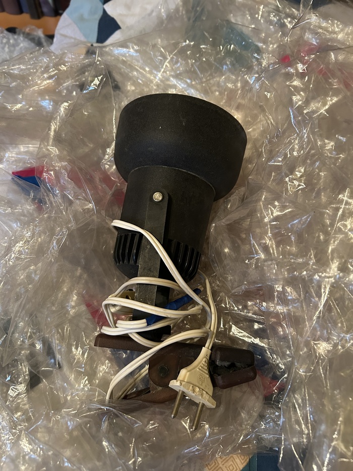 Лампой доволен, в отличие от предыдущей лампы, эта была хорошо упакована, и нигде не повредилась, как вам лампа-бра на прищепке?