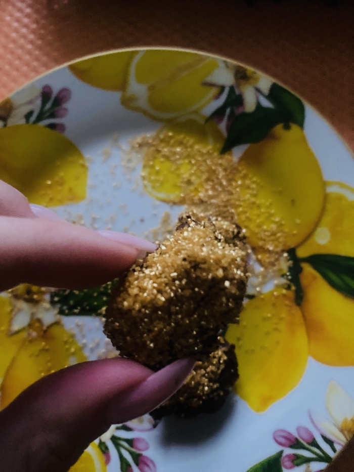 Здесь на ложку конфеты золотая посыпка, внутри миндаль в карамели (уже готовый)