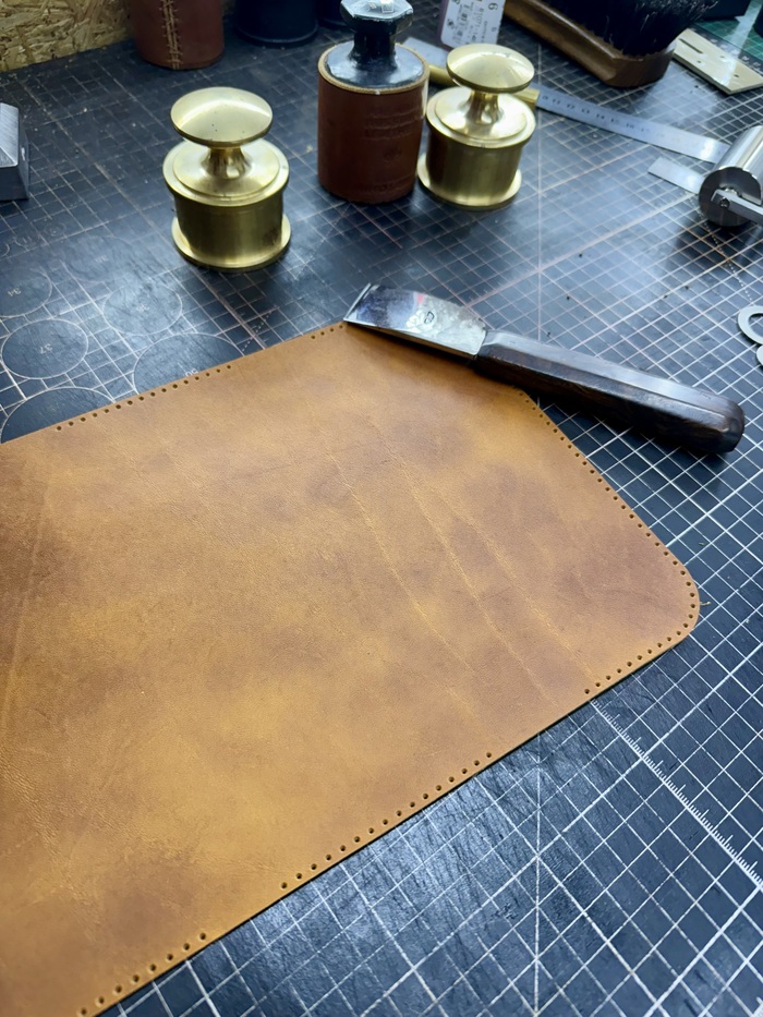 Приклеиваем тонкую кожу на подклад