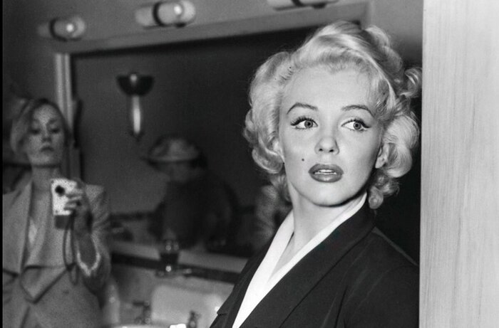 Что в руках у девушки слева?!