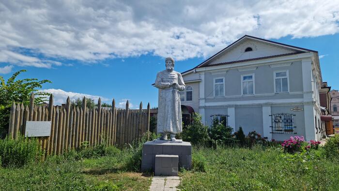 Теперь я понял, почему его имя тут везде. Акпарс — легенда, основавшая город.