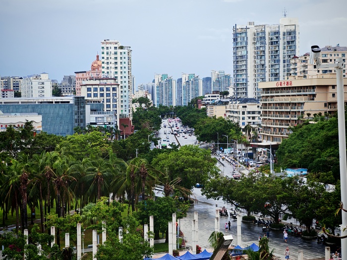 Вид на центральную улицу Дадунхая. Слева ТЦ зима-лето
