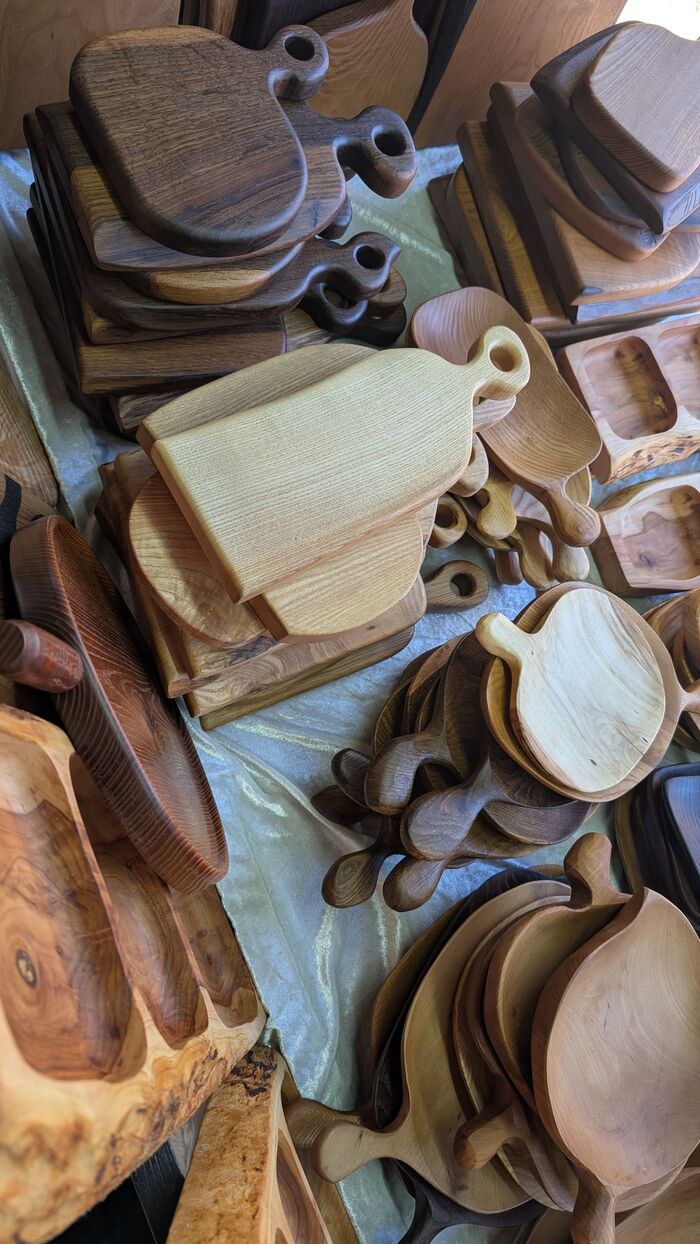 Просто куча изделий. Так на продаже стою.