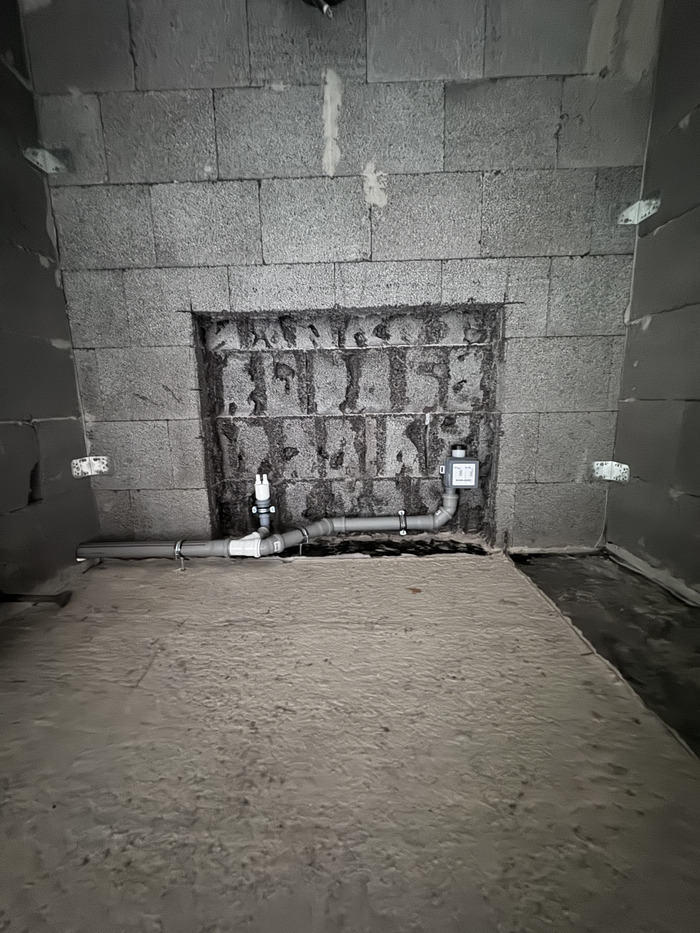 Справа это сифон для канального кондиционера. Слева для слива самого коллектора.