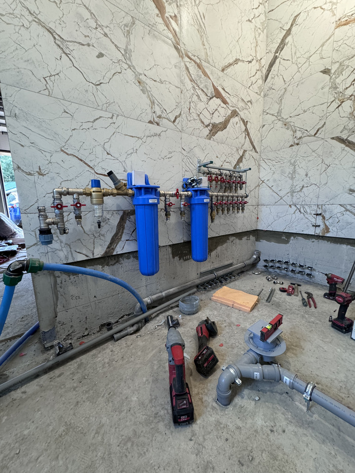 Плитку не доводил до пола, т.к. будет гидроизоляция после заливки стяжки