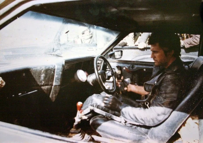 Мэл Гибсон на съёмках фильма Безумный Макс 2: Воин дороги, 1981 год. Мэл Гибсон на съёмках фильма Безумный Макс 2: Воин дороги, 1981 год.