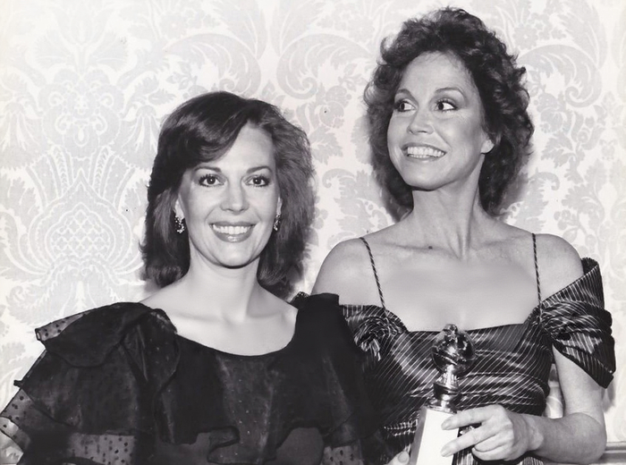 Мэри Тайлер Мур с наградой за лучшую женскую роль в фильме "Обыкновенные люди, на 38-й церемонии премии "Золотой глобус", 31 января 1981 года. Слева — актриса Натали Вуд.