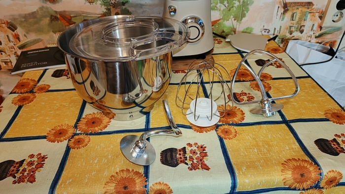 Чаша с крышкой, при работе крышка фиксируется