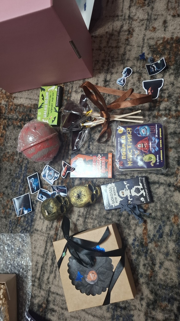 Мармелад,шоколад......ну и вообще вкусности,приятности.......отдельное спасибо