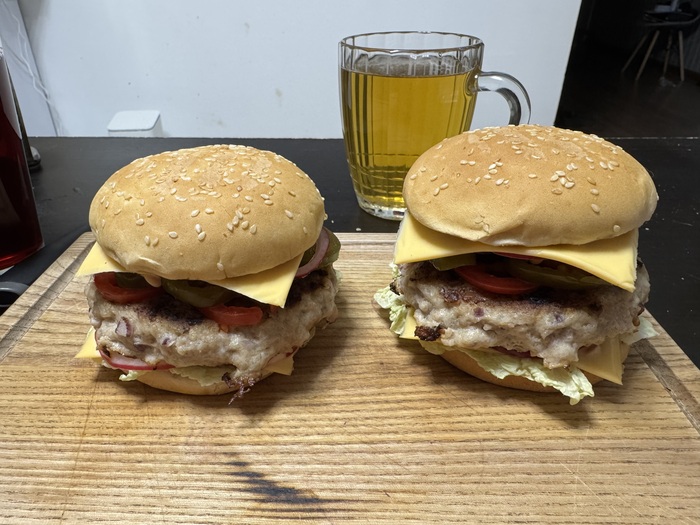 Чего-то замаялся вешать кондиционер и решил ужинать бургером. Красота же?