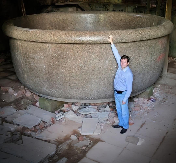 Гигантская ванна Александра I в Баболовском дворце в Санкт-Петербурге (Царь-ванна)