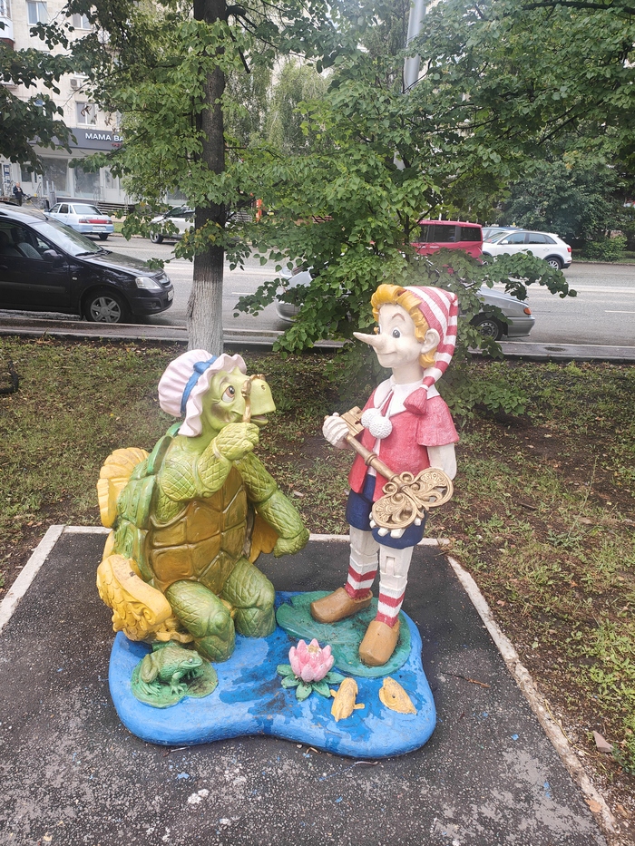 Скульптура находится в микрорайоне Дёма, город Уфа.