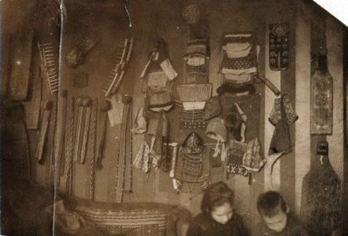 Коллекция народных изделий из дерева и вышивки, собранных Е.Г. Мамонтовой и Е.Д. Поленовой в Абрамцеве. 1880-е // Музей-заповедник «Абармцево»