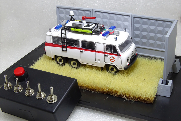 Рис. 13. Диорама с электрифицированной моделью УАЗ-452К на службе у Охотников за привидениями в СССР