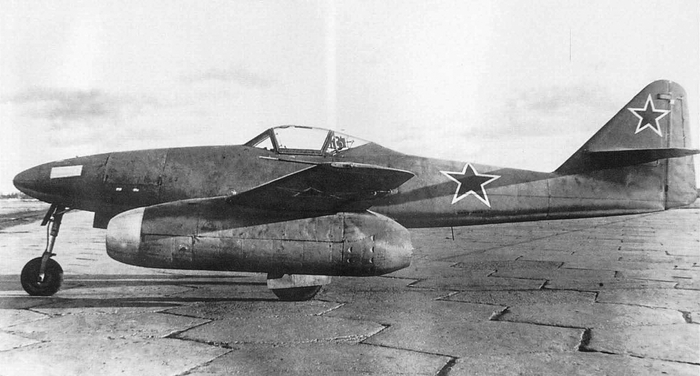 Трофейный Ме-262 с советскими звездами