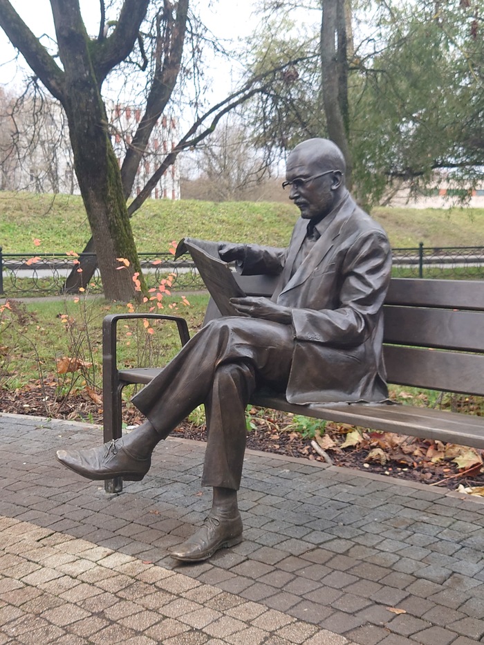 Скульптура читателя в сквере Печатников. Великий Новгород