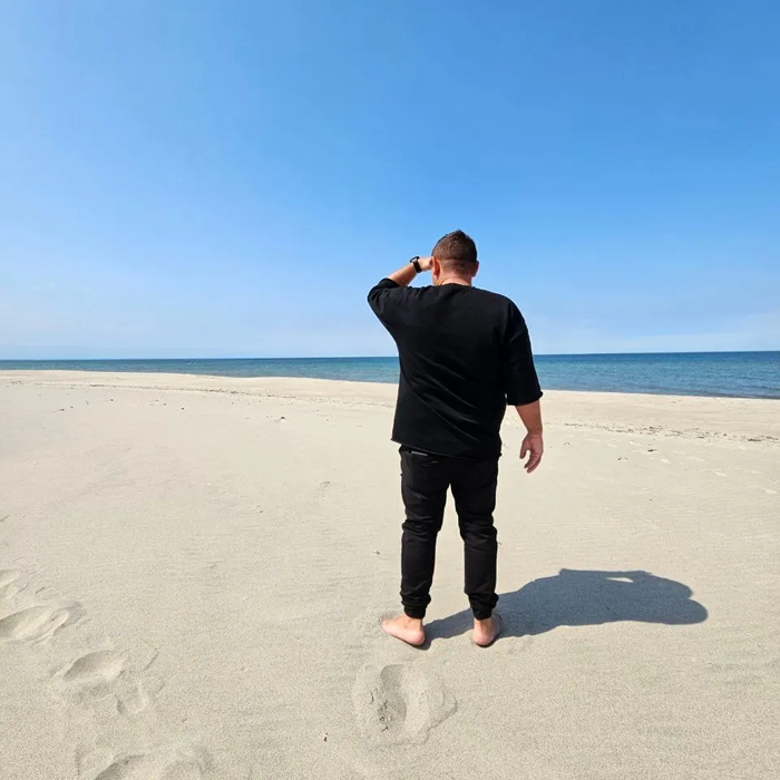 В моем телефоне более 600 контактов. В час пик я еду в метро, прижатый к десятку людей. Почему я так одинок?