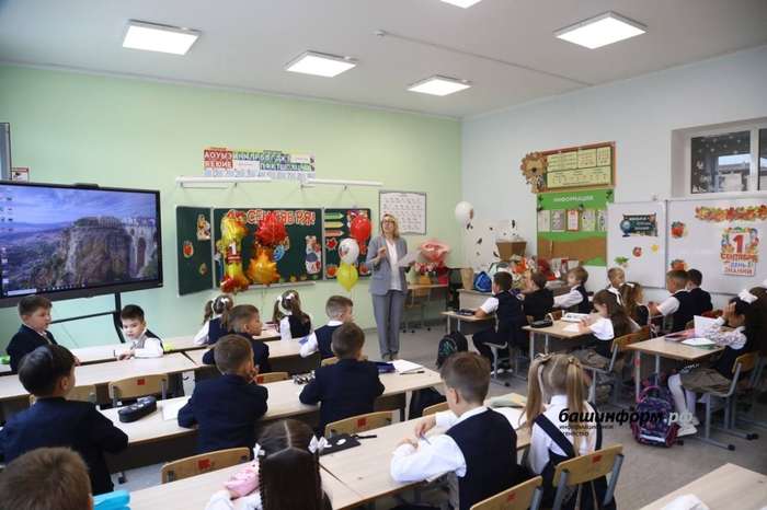 В ноябре звонки в школах заменят на патриотические мелодии — Минпросвещения РФ