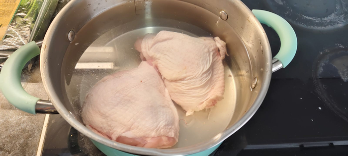 Бёдра промываю, заливаю водой и ставлю вариться. Воду солю.