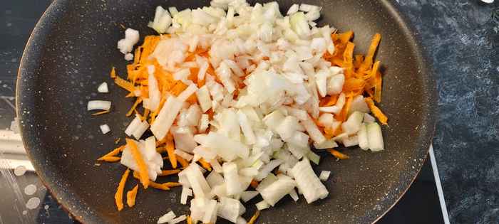 Натираю морковь и нарезаю лук для поджарки. Поджариваю на смеси растительного и сливочного масла