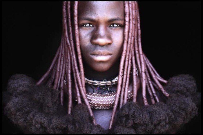 Мужчина народа химба (группа банту). Намибия. By <a href="https://pikabu.ru/story/lyudi_x_zheleznogo_veka_kak_geneticheskie_mutatsii_pomogali_zakhvatyivat_kontinentyi_13356165?u=https%3A%2F%2Fwww.mario-gerth.de%2Fafrican-nomads.html&t=Mario%20Gerth&h=b697e1e3234a54ce6a1c4dbb147b853552ce4d03" title="https://www.mario-gerth.de/african-nomads.html" target="_blank" rel="nofollow noopener">Mario Gerth</a>.