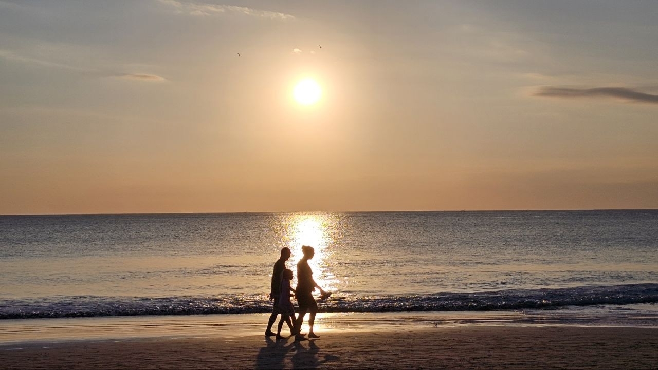 Tourists... by Georgy Zotov - Zotov, Туристы, Japan, Kyoto, Thailand, Sochi, Come in large numbers, Barcelona (city), Venice, Cnn, Mat, VKontakte (link), Longpost