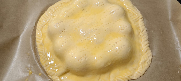 Смазал взбитым яйцом и отправил в духовку