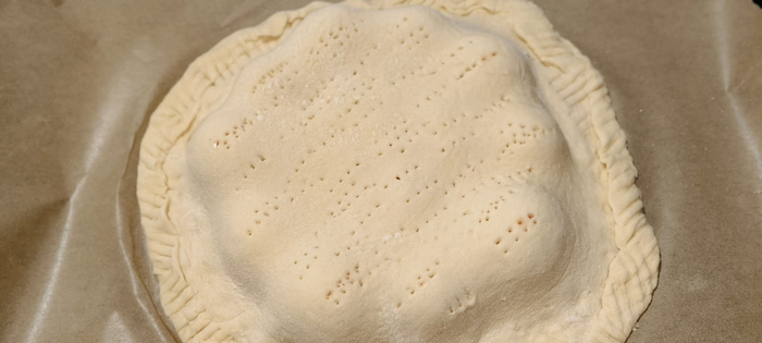 Раскатываю второй слой Уложил поверх. Защипнул края и протыкал вилкой.