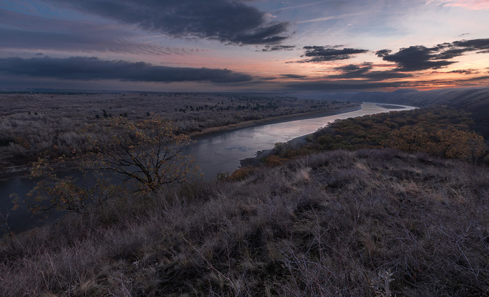 Над холодной рекой