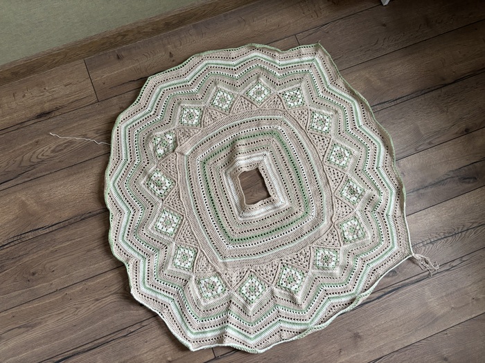 Процесс вязания пончо