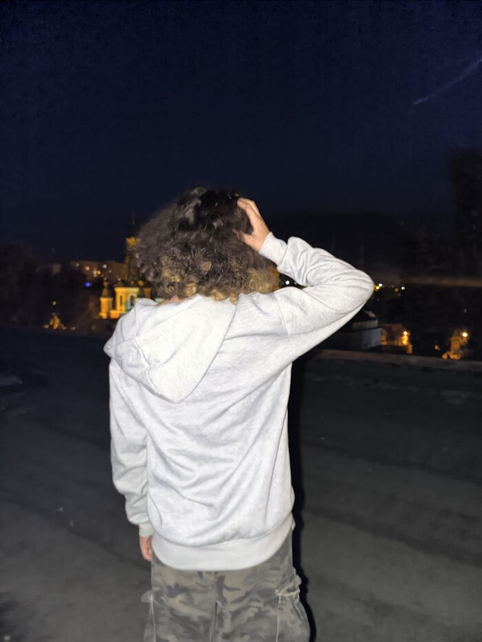 сделай фото , чтобы девушка стояла на белом фоне ,спиной к камере. Ничего не меняй , только фон.