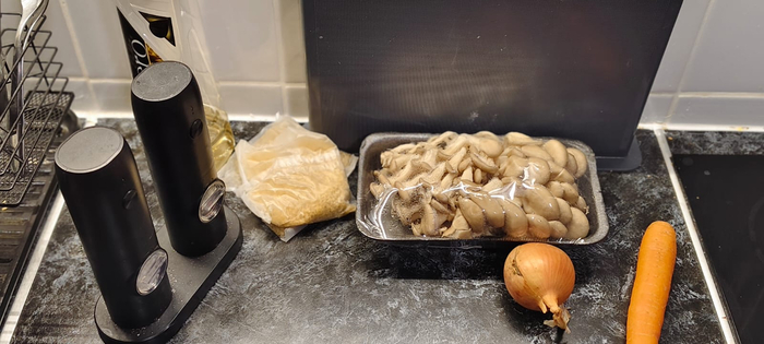 Булгур ( у меня фасованный), грибы вешенки, лук, морковь, масло, соль, перец.