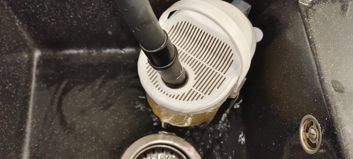 Булгур засыпаю в рисомойку и промываю