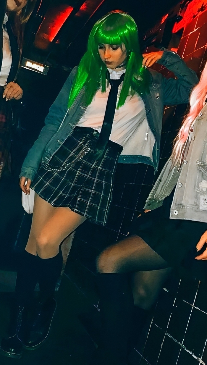 была девочка с зелёными волосами по имени Кера Смит и шатенки Мари Бизу. . Слёзы подступали к глазам ,но я держался. Послышались шаги. Подняв голову я видел Лави и её компанию. Мари и Кера встали напротив меня