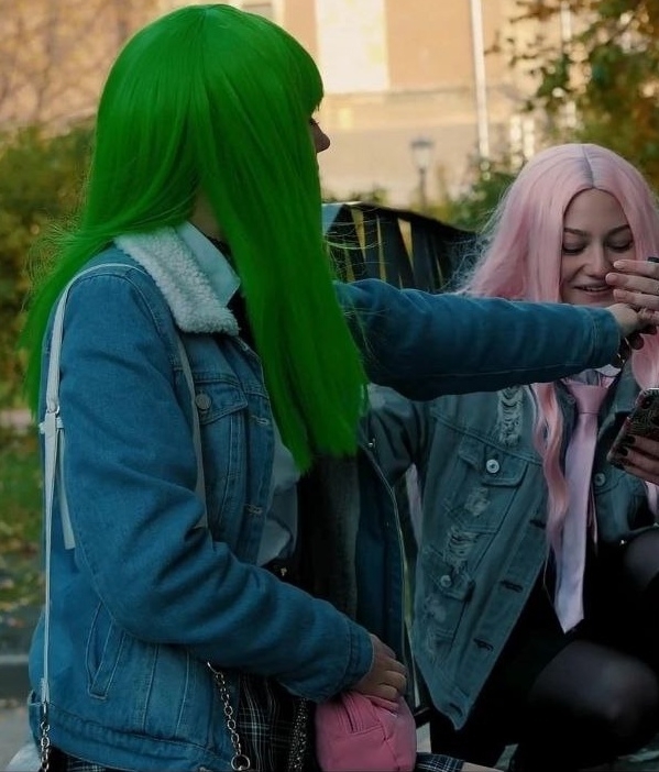 Розововолосая нервно сминала бумажки,вырванные из сиреневой тетради, и кидала их с - Ааа ненавижу клетчатого ! Мне так понравился Валера.