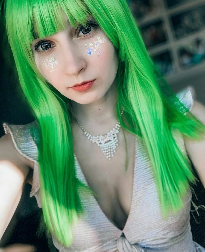 У нас нет 1 урока, и мы с девчонками в спортзале сидим. Ты не знаешь где он, так что тебя сейчас "заберет" Мари Бизу.