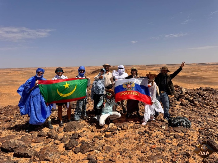 Наша команда на вершине острова в центре Глаза Сахары. Температура +45°C, песок везде, но азарт исследователя не угасает. 21°07'23"N 11°24'04"W