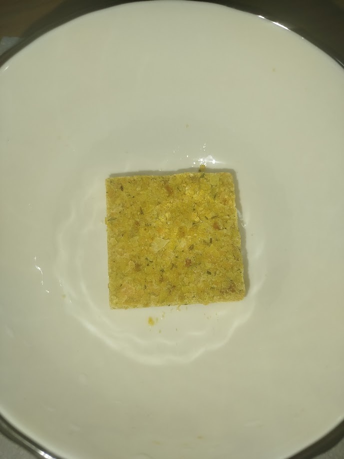 На фоне специальной, доширачной, тарелки - теряется.