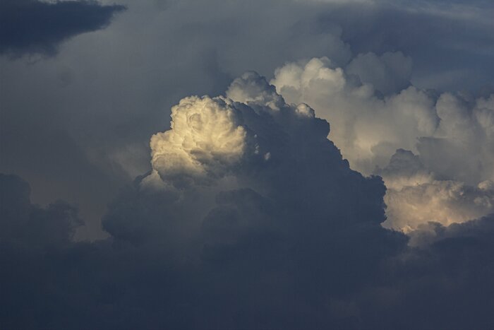 Тучи ходят хмуро