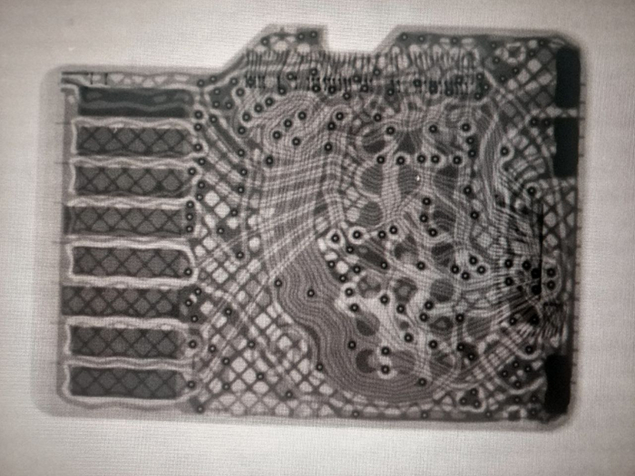 Это карта микро SD 32G но где тут кристалл?