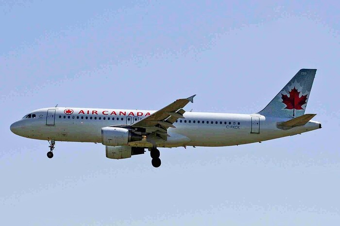 Тот самый Airbus A320 Air Canada заходит на посадку