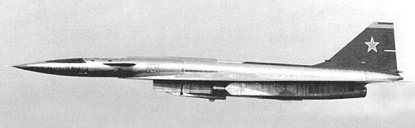 Т-4 в полете с поднятой носовой частью