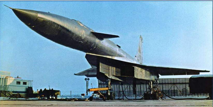 Т-4 на площадке для гонки двигателей