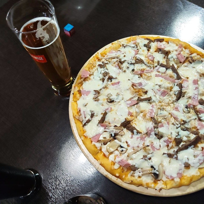 Пицца в обед — редкое, но приятное исключение из режима.