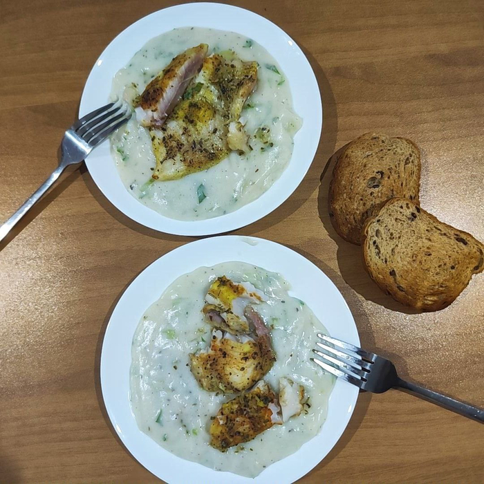 Еще намолотила в пюре зелени, получилось забавно, но молодой человек не оценил по достоинству.