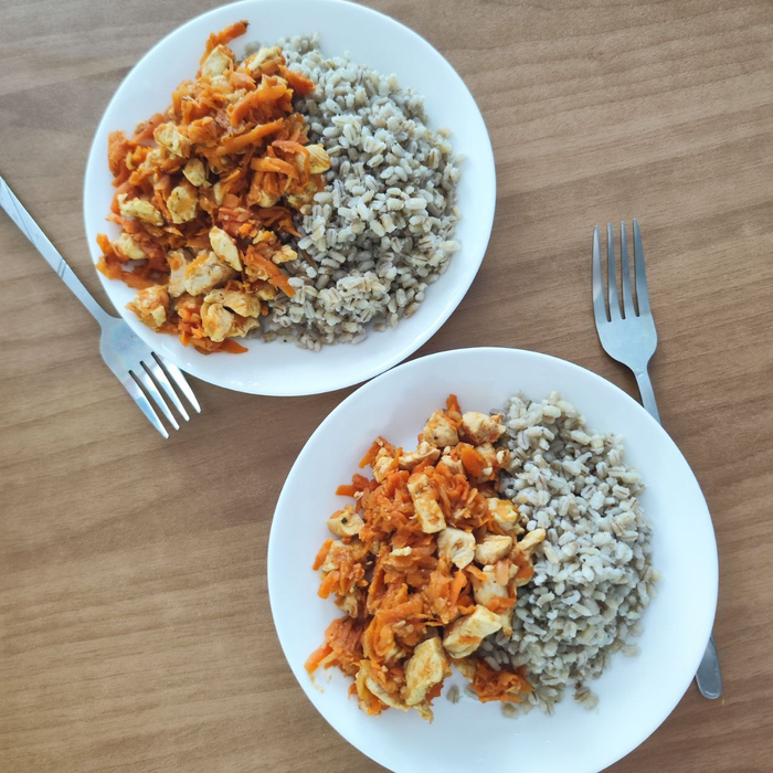 Перловка с курицей и овощами — тёплое, уютное блюдо для обеда без спешки.